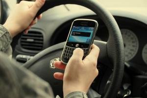 Teste alerta para risco de dirigir e teclar no celular ao mesmo tempo