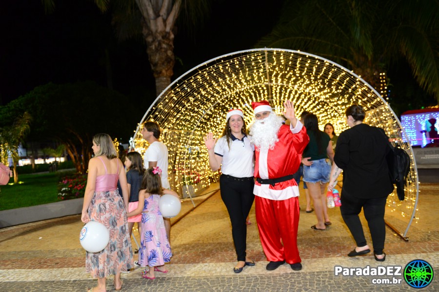 Carreta da Alegria na Praça da República em Paranaíba - MS - Fotos -  ParadaDEZ - Dia 19/12/2022