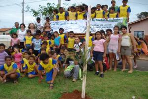 Meio Ambiente e alunos da AABB realizam plantio de mudas no Jardim Primavera