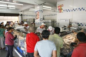 Para evitar venda de pescado irregular, PMA percorre estabelecimentos