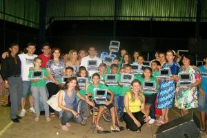 Prefeitura entrega laptops a alunos e professores da Escola Liduvina